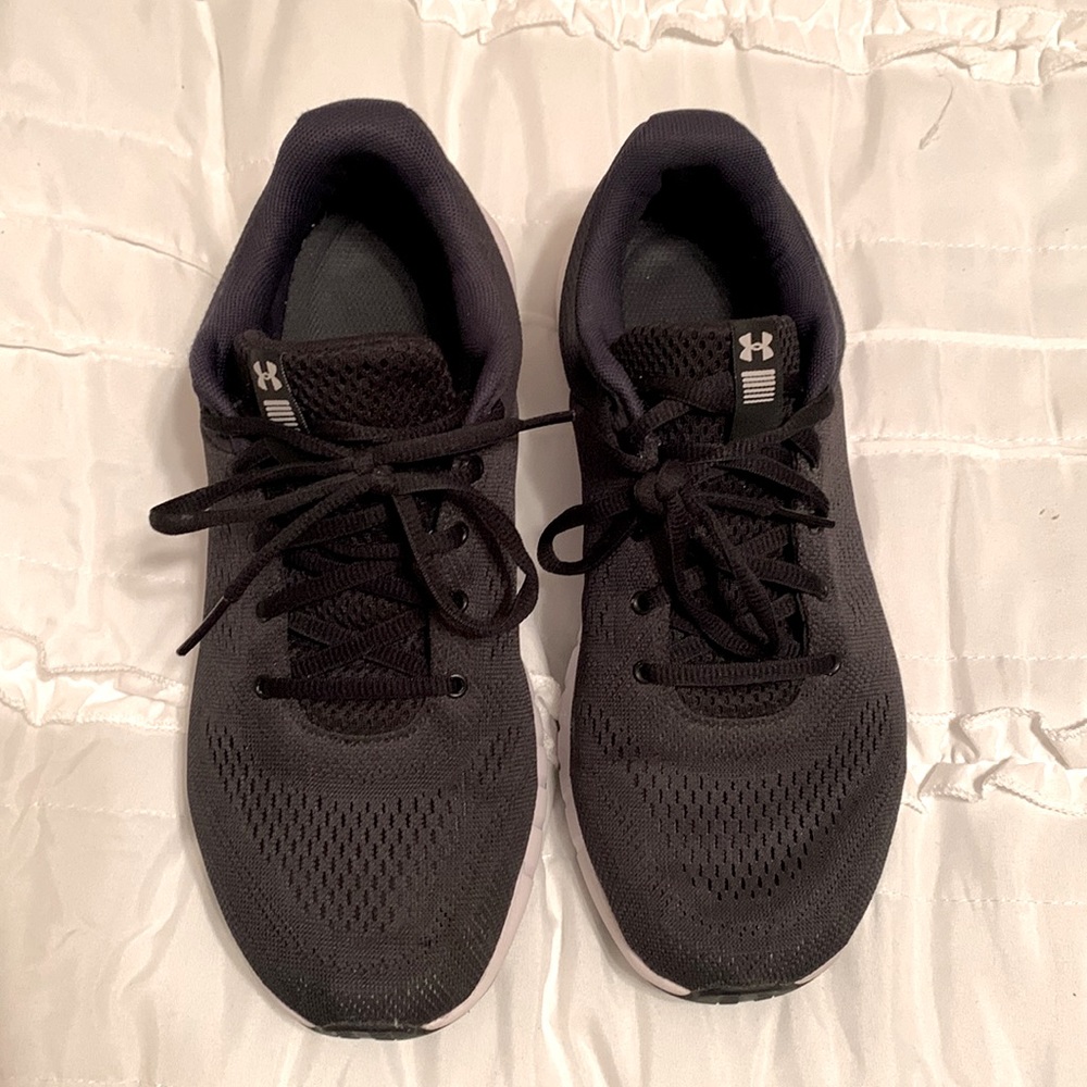 black under armuor womens shoes size 8.5. barely worn!